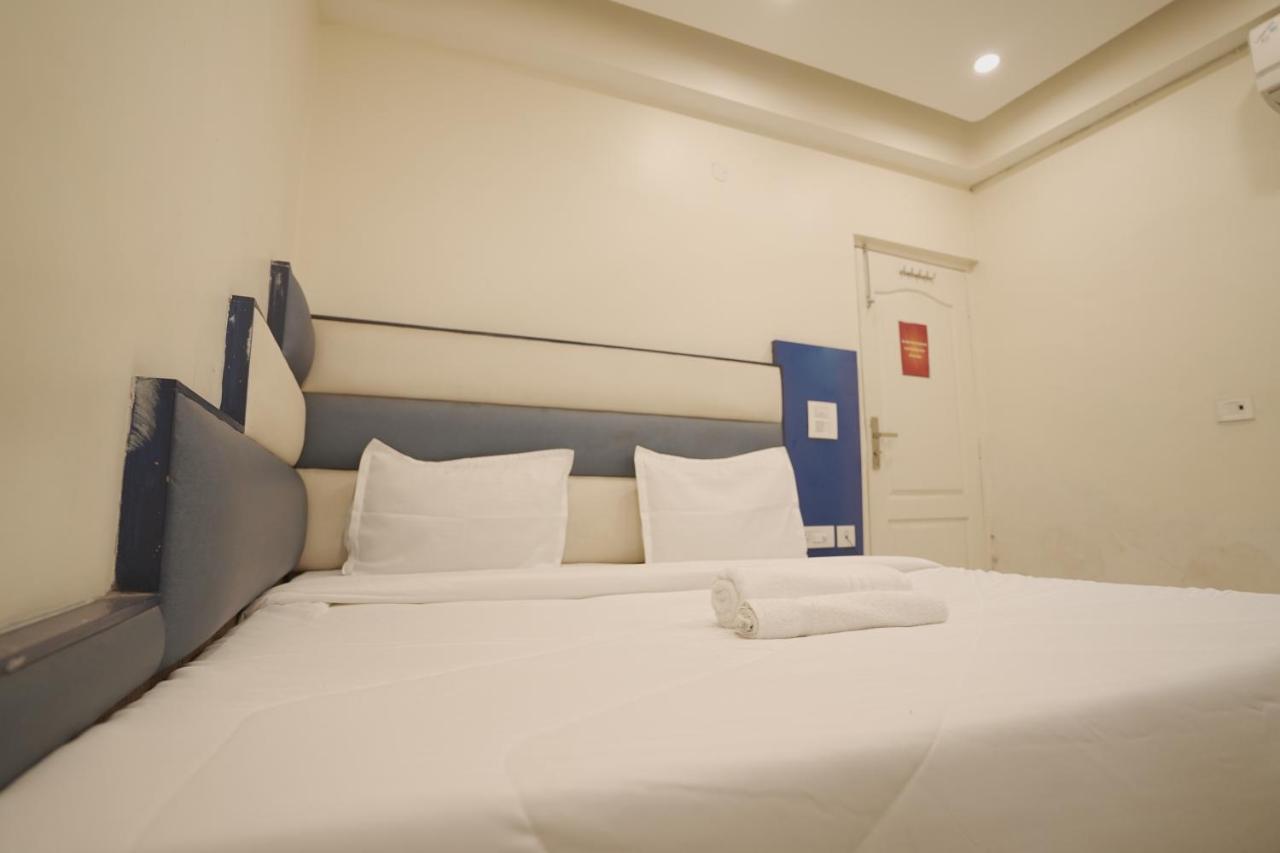 Hotel Leo Continental Нью-Дели Экстерьер фото