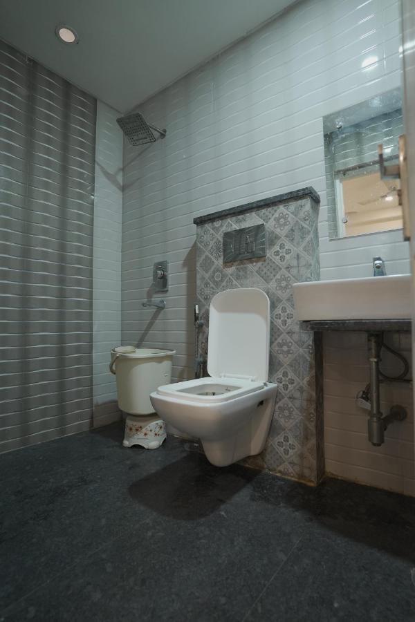 Hotel Leo Continental Нью-Дели Экстерьер фото