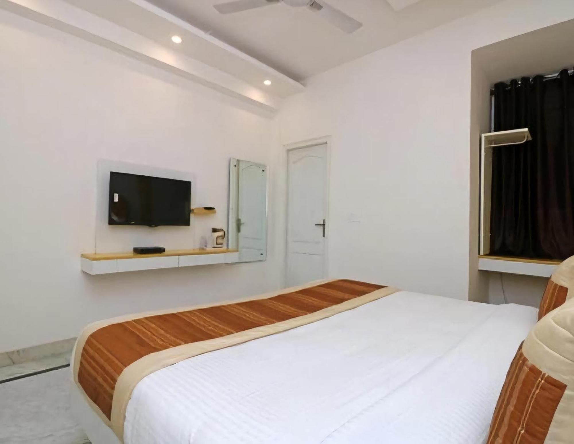 Hotel Leo Continental Нью-Дели Экстерьер фото